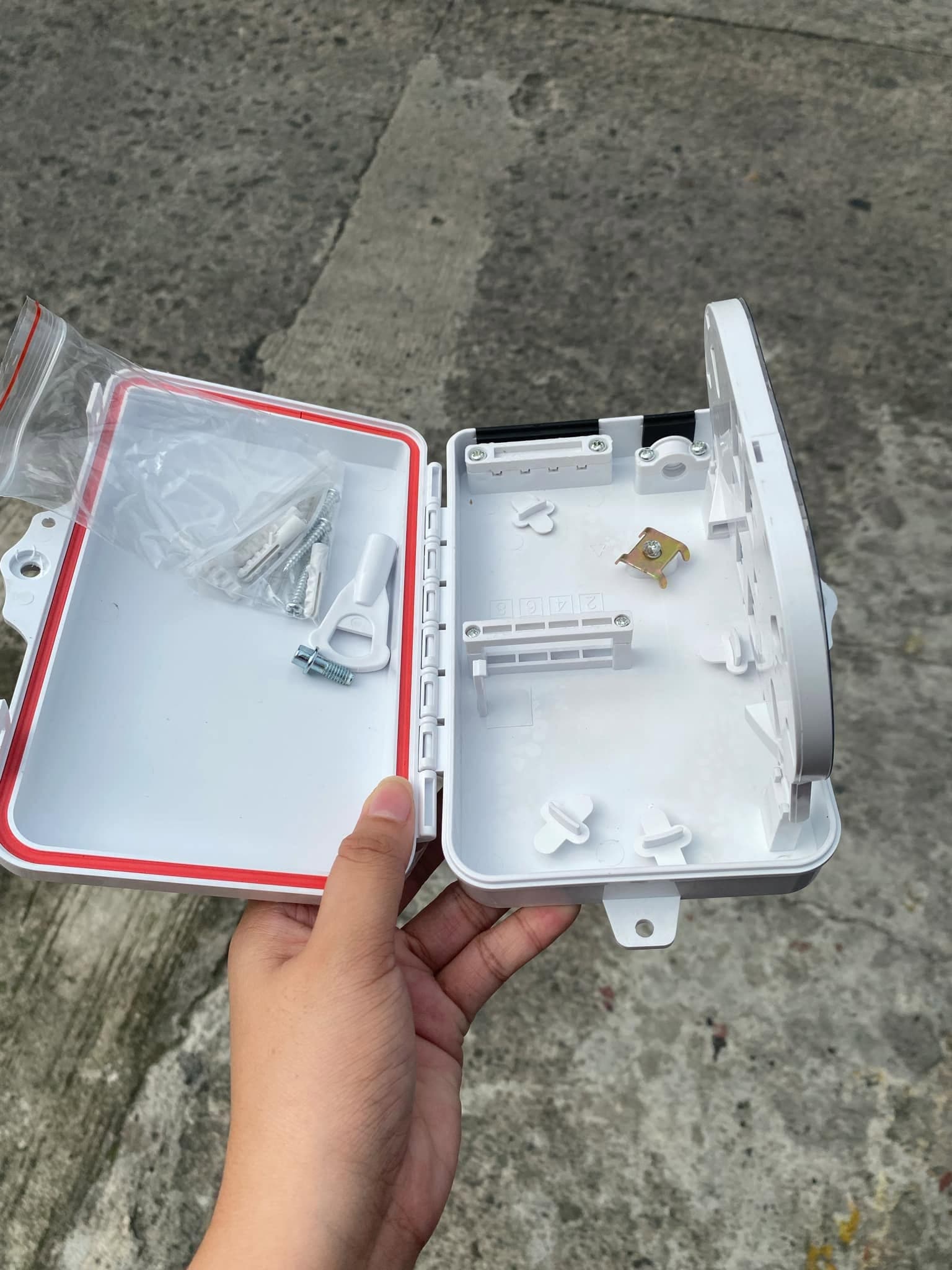 4C Distribution Box w/ Pole Clamp